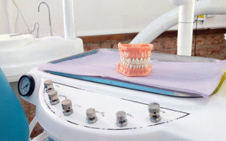 protesi dentale appoggiata su un piano orizzontale