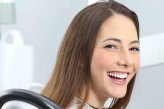 donna con denti bianchi dal dentista